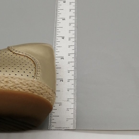 Clarks Womens Slip On Loafer Gold Perforated Flat Heel Almond Toe Elastic 7.5M - Picture 7 of 9